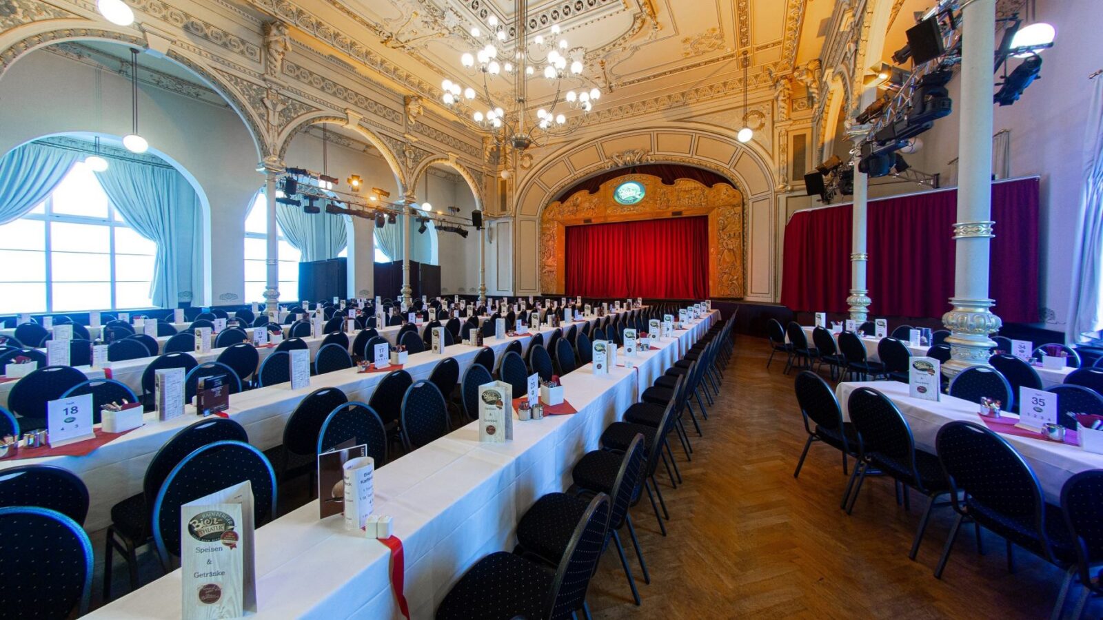 Kaisersaal des Radeberger Biertheaters im Hotel Kaiserhof