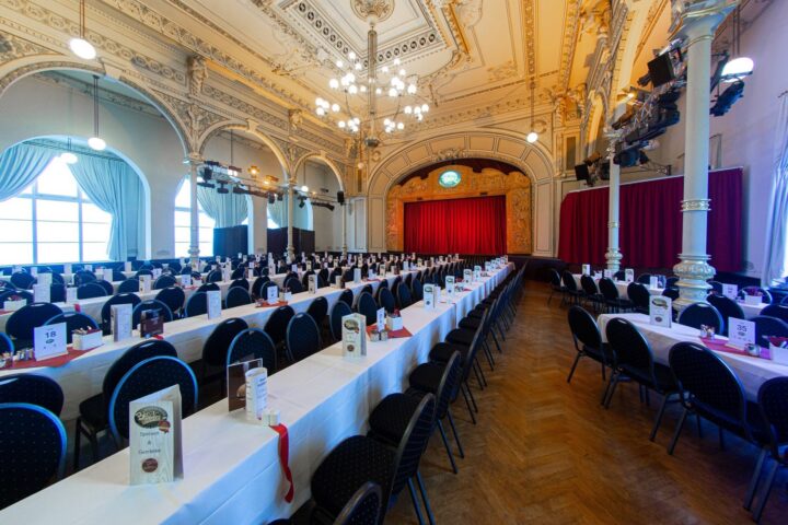 Kaisersaal des Radeberger Biertheaters im Hotel Kaiserhof