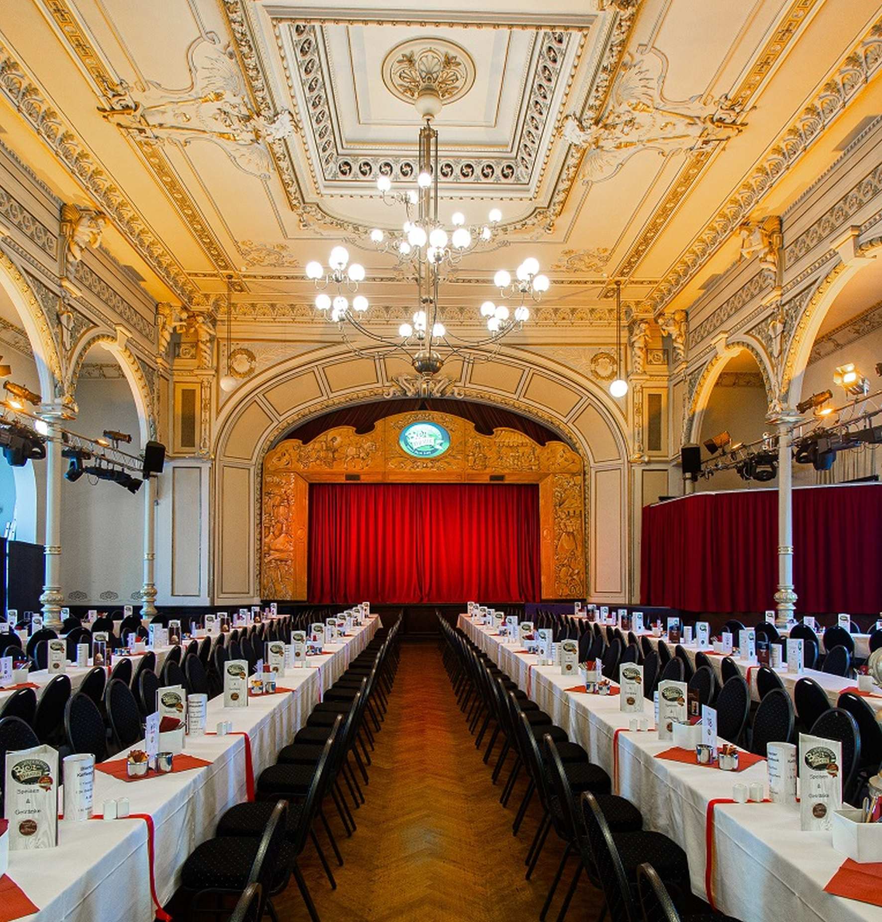 Kaisersaal im Radeberger Biertheater mit Bühne und gedeckten Tischen