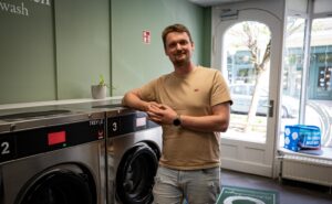 Dustin Blencke im Waschsalon in Görlitz