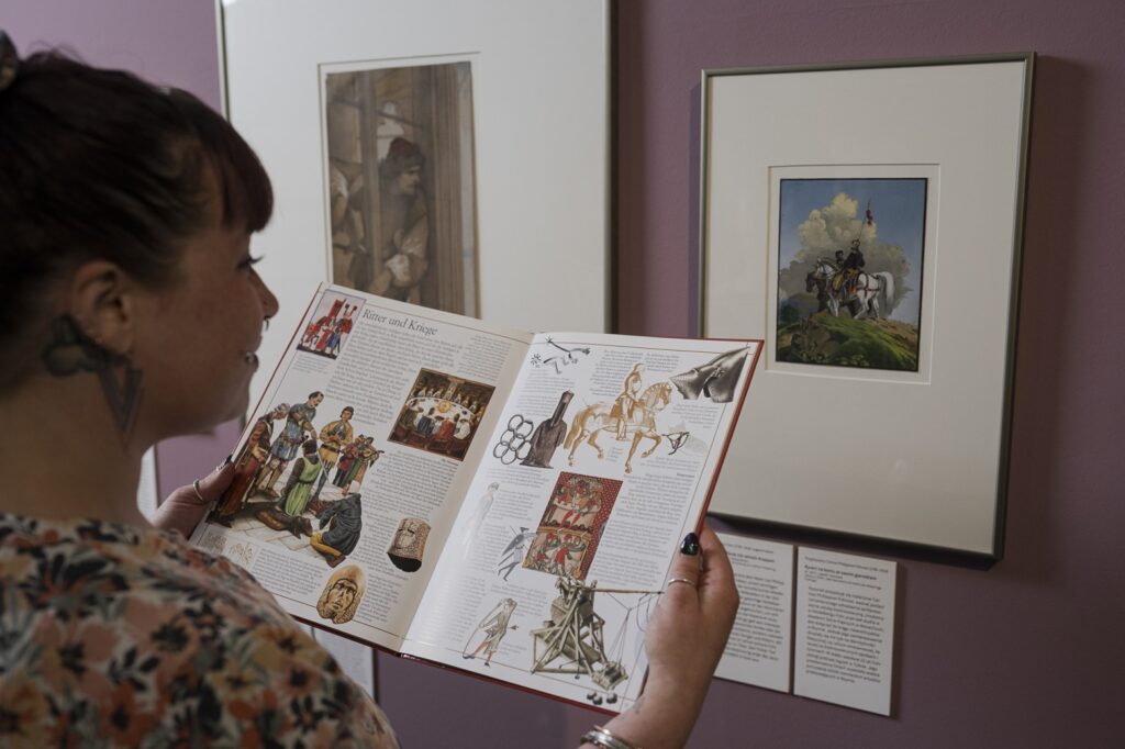 Familienfuehrung Ritter und Burgen total romantisch mit Museumspaedagogin Marie Karutz Kaisertrutz Foto Pawel Sosnowski presse aktuell 3 Herbstferien 2026 in den Görlitzer Sammlungen: Ritter, Bücher und Freundschaft