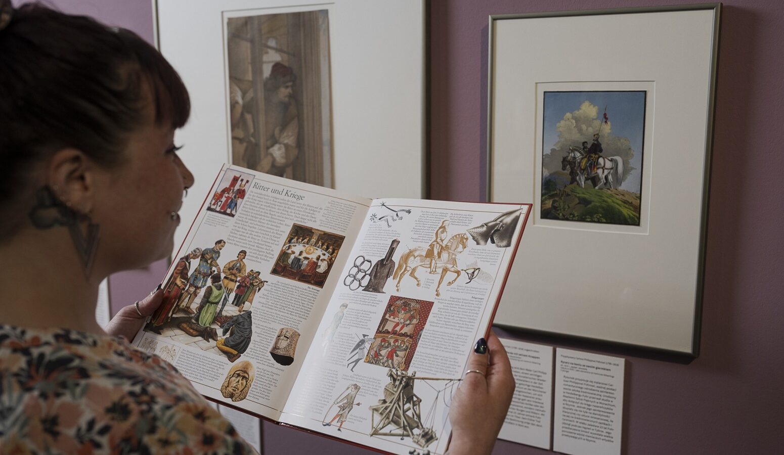 Familienfuehrung Ritter und Burgen total romantisch mit Museumspaedagogin Marie Karutz Kaisertrutz Foto Pawel Sosnowski presse aktuell 3