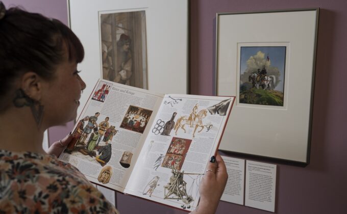 Familienfuehrung Ritter und Burgen total romantisch mit Museumspaedagogin Marie Karutz Kaisertrutz Foto Pawel Sosnowski presse aktuell 3