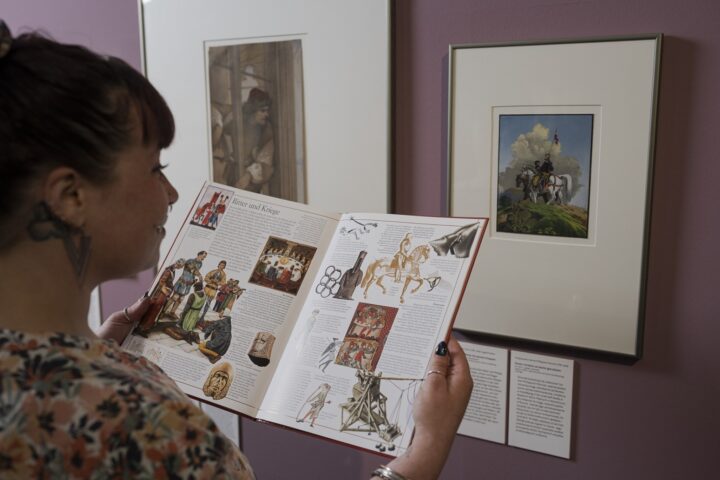Familienfuehrung Ritter und Burgen total romantisch mit Museumspaedagogin Marie Karutz Kaisertrutz Foto Pawel Sosnowski presse aktuell 3