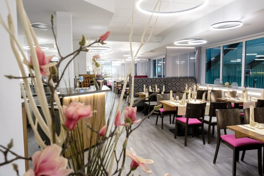 Hotel Sportwelt 28 TIMMERMANNS Restaurant Radeberg – heller Gastraum mit gedeckten Tischen
