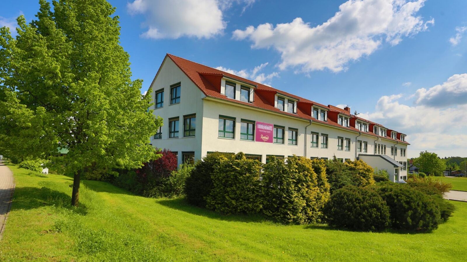 Hotel Sportwelt Radeberg – Außenansicht am Sandberg