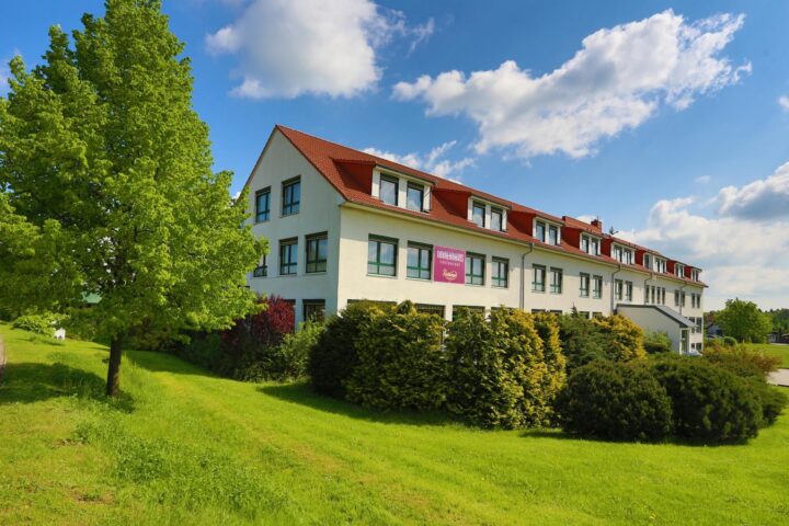 Hotel Sportwelt Radeberg – Außenansicht am Sandberg