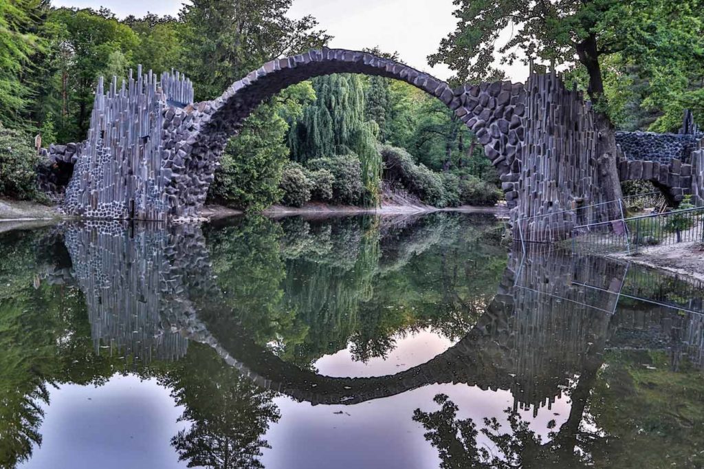 Rakotzbruecke j krause seitenansicht Bad Muskau und Kromlau an einem Tag: Route durch zwei Landschaftsparks