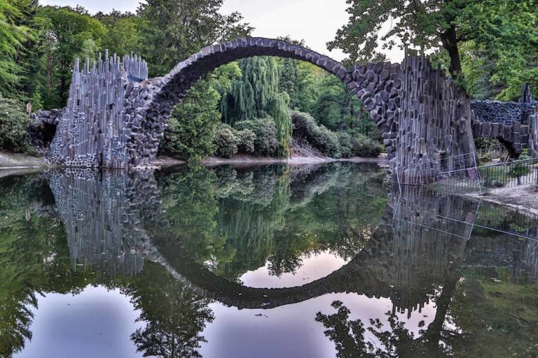 Rakotzbruecke j krause seitenansicht Bad Muskau und Kromlau an einem Tag: Route durch zwei Landschaftsparks