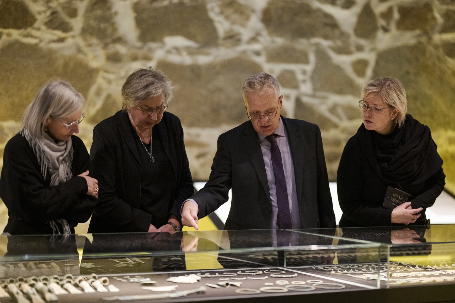 Regina Smolnik u. Jasper v. Richthofen beide Mitte erlaeutern den Schatz EIN SCHATZ FUeR DIE GOeTTER Foto Pawel Sosnowski 1