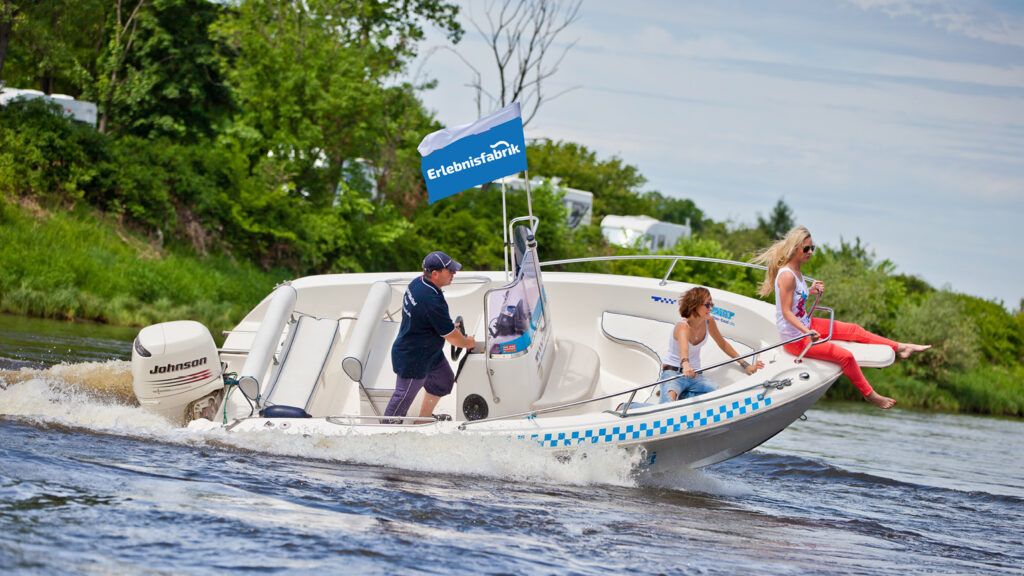 Speedboot mit Logo komprimiert 2