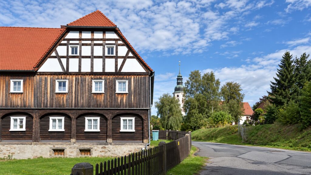 Umgebindehaus an der Kirchgasse mit Kirche 1 aktuell 2 Umgebindehaus an der Kirchgasse mit Kirche 1 aktuell 2