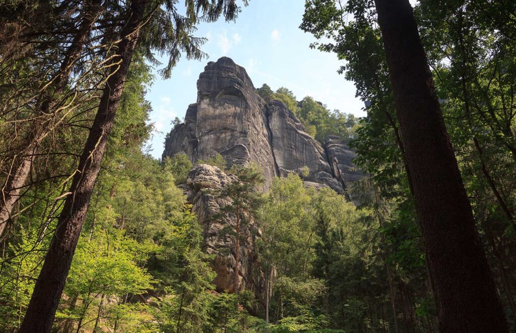 ansicht der schrammsteine von unten wanderweg
