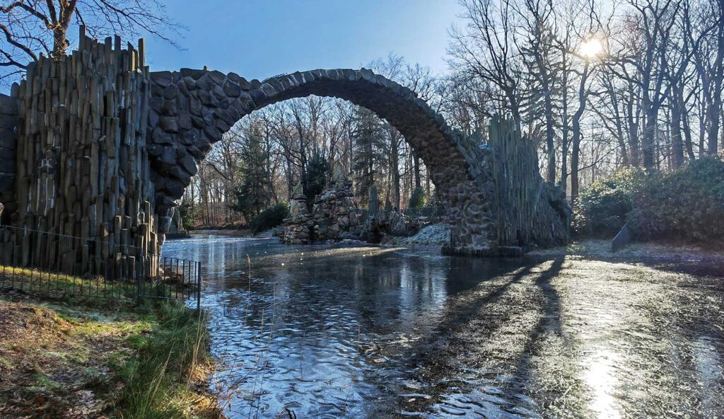 rakotzbruecke januar Rakotzbrücke über dem Rakotzsee im Rhododendronpark Kromlau
